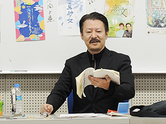 「髭がないとこの役はできないのです」と、当日は髭を持参して血脇守之助(『再びこの地を踏まず―異説・野口英世物語―』より)の台詞を読む瀬戸口氏