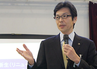 Mr. Sakae Saito, mayor of Atami City, giving a lecture