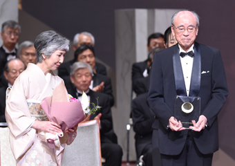 Honorary Professor Suematsu and his wife Photo courtesy of the Japan Prize Foundation