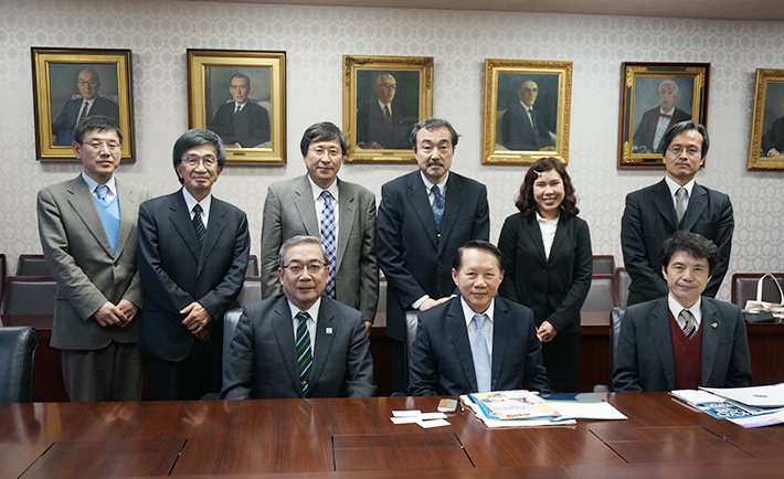 President Mishima(front row, left) and President Bandhit (front row, center)