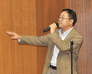 Professor Yamazaki moderating the symposium