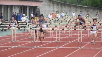 Yuya Nagashima in the 110m hurdles (center in blue)