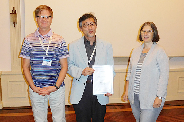Professor Hiroshi Kimura (center)