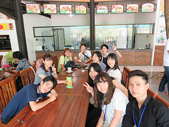 Murofushi (second from right) at the food court on campus