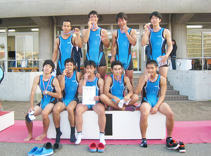 Bemedaled Tokyo Tech men's eight team