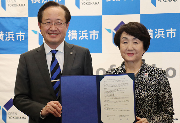 City of Yokohama Mayor Fumiko Hayashi (right) with Tokyo Tech President Kazuya Masu