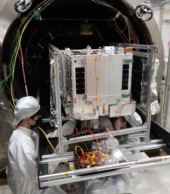 Figure 3 HIBARI satellite thermal vacuum test 