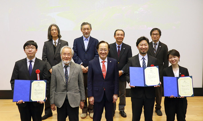 Front row from left: Assistant Professor Yuta Amezawa, Honorary Professor Yoshinori Ohsumi, President Kazuya Masu, Assistant Professor Kei Tanaka, Associate Professor Mai Sawada