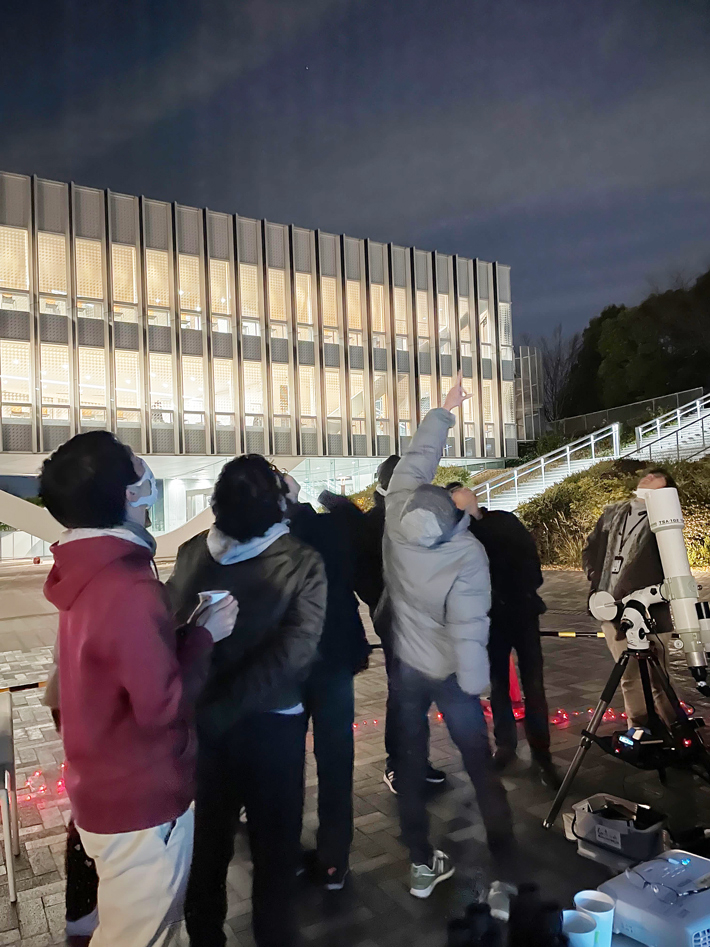 Participants on Ookayama Campus locating celestial bodies with naked eye