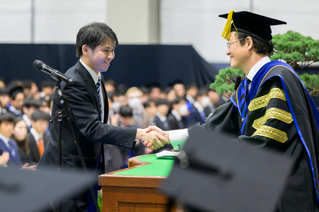 Speech by valedictorian Naganuma at master's and doctoral degree graduation ceremony