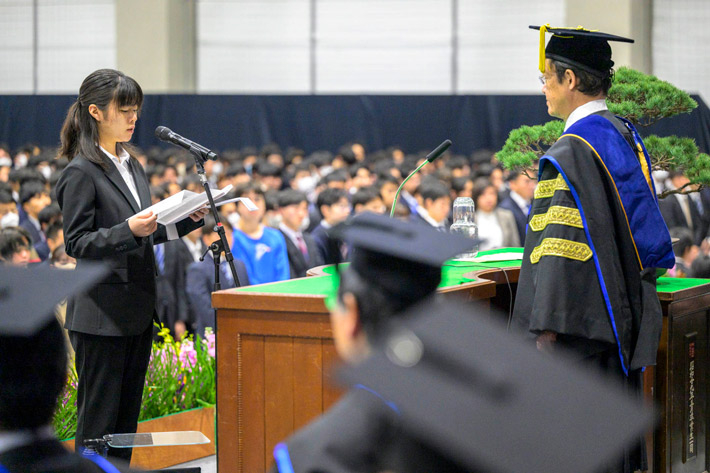 Kanon Hasegawa, representative for master's and doctoral students, delivering statement on ambitions