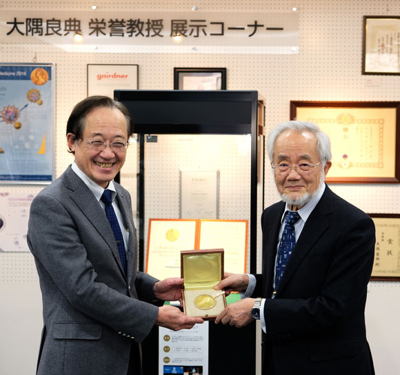 Nobel laureate Ohsumi (right) with Masu during medal ceremony