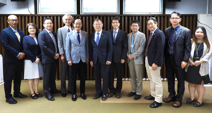 President Masu (5th from left) with NYCU President Lin (center) and other Tokyo Tech and NYCU members
