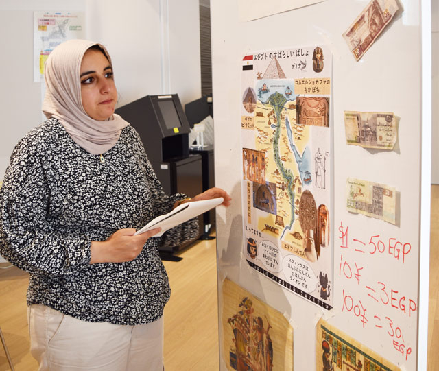 International students using banknotes, collages, and other visuals during presentations