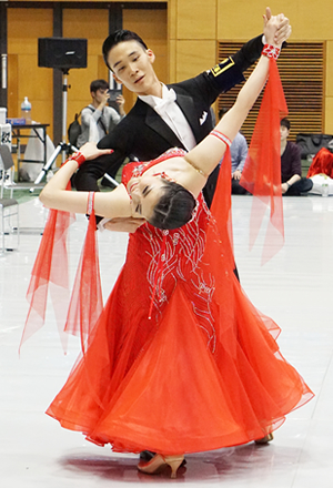 Tokyo Tech's Masaki Watanabe and Shirayuri University's Hiroka Sato — 4th in the International Style foxtrot and 9th in the waltz Photo courtesy of Masakazu Ishitobi