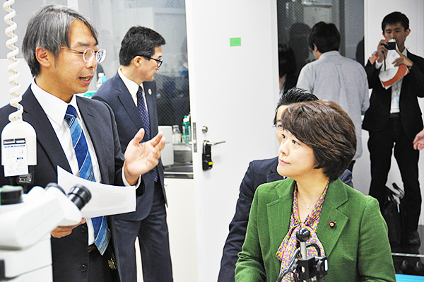 ELSI Director Hirose (left) and Minister of State Shimajiri