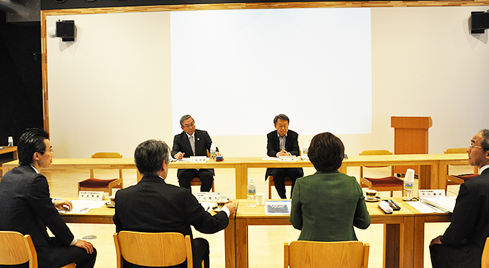 Minister of State Shimajiri (back to camera) with President Mishima and Institute Professor Ikegami