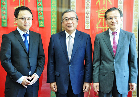 Yoshinao Mishima, President, Tokyo Tech (center)  Hiroyuki Okada, Representative Director, Innovations and Future Creation (left) Toshihisa Adachi, Chairman of the Board of Directors, Innovations and Future Creation (right)