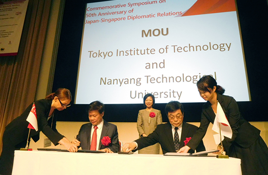 Signatories Tokyo Tech Executive Vice President for Education and International Affairs Toshio Maruyama (seated, right) and NTU Chief of Staff and Vice President (Research) Lam Khin Yong (seated, left)