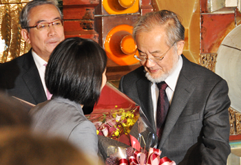 After traveling from Suzukakedai Campus to Ookayama Campus, Ohsumi receives flowers in celebration of the award of the 2016 Nobel Prize
