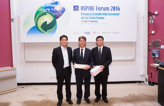 (From left) Professor Mihara (Tokyo Tech), VP Lee (HKUST), and Executive VP Maruyama (Tokyo Tech)