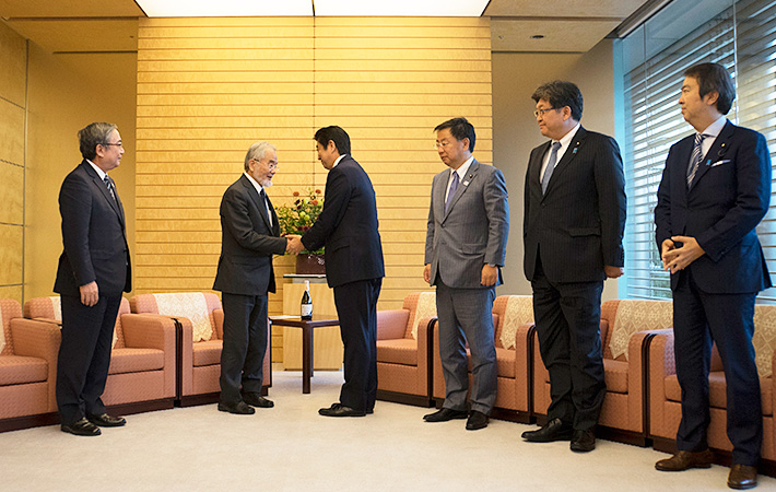 Shaking hands with Prime Minister Abe