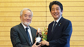 Honorary Professor Yoshinori Ohsumi pays a courtesy call on Prime Minister Abe