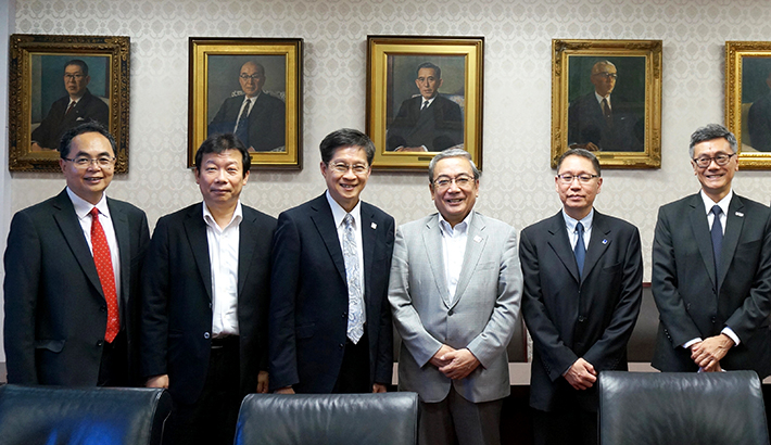 (From left) Associate Provost Yue (NTU), Vice President Sekiguchi, Provost Chong (SUTD), President Mishima, Executive Director Huan (A*STAR), and Deputy President Tan (NUS)