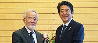 Honorary Professor Yoshinori Ohsumi pays a courtesy call on Prime Minister Abe