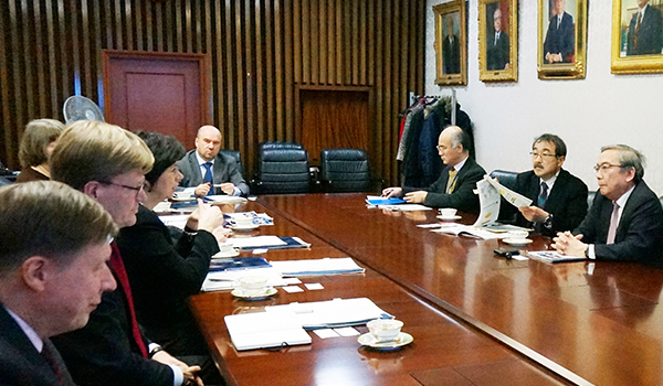 Permanent Secretary Lehikoinen (3rd from left) exchanging views with Tokyo Tech representatives