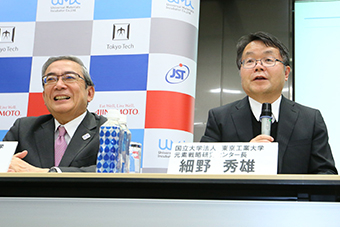 Hosono receives questions from reporters.（right)