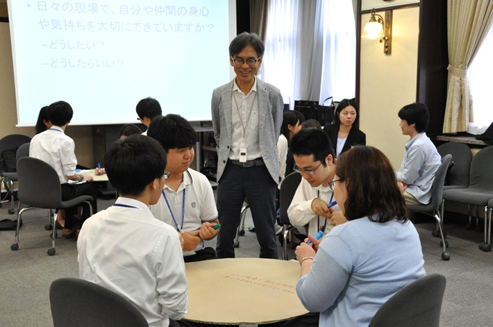 Facilitator Nakano overseeing process-focused activities 