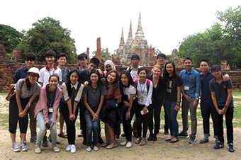 Study tour to the ancient city of Ayutthaya. Masaya Kobayashi, 1st-year master's student, Transdisciplinary Science and Engineering (back row, third from left)