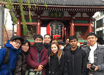 Tokyo sightseeing tour guided by Tokyo Tech students. Yuya Eyama (far left) and Hiroyuki Taniguchi (second from left), both 4th-year Mechanical Engineering students