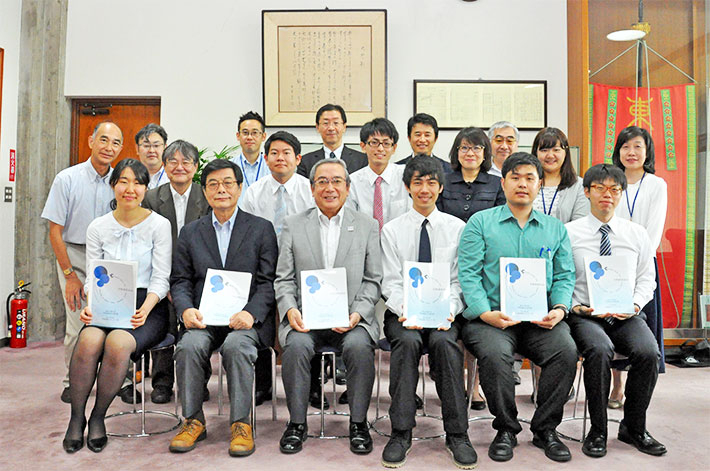 Student staff with President Mishima and Executive Vice President Maruyama