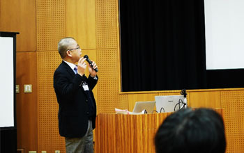 Professor Yuhashi (left) and Dr. Okazaki giving lectures
