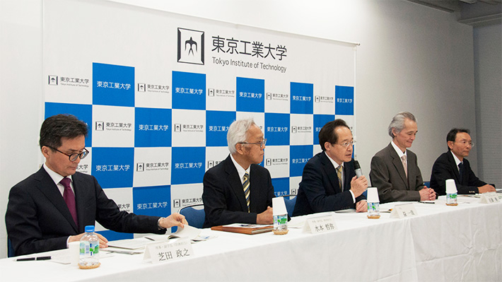 Masu (center) with Tokyo Tech executive vice presidents