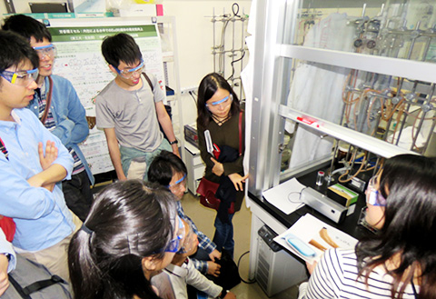 Visitors at Laboratory for Chemistry and Life Science