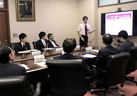 Award-winning Asst. Prof. Kiyoshi Kanazawa giving presentation