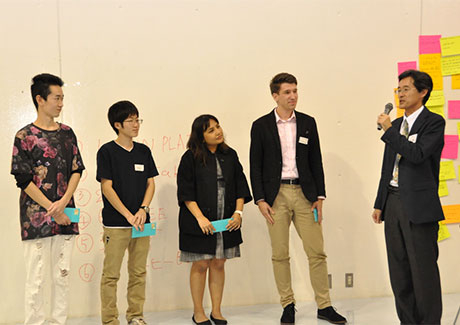 Tokyo Tech Vice President for Teaching and Learning Jun-Ichi Imura (right) awarding Team P.J the Tokyo Tech Award