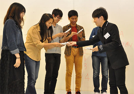Members of Team FREE receiving the Kengo Kuma and Associates Award from Meijo (right)