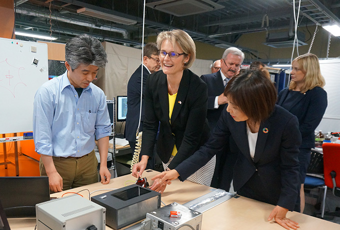 Hatano (far right) briefs Minister Karliczek (second from right) on solid-state quantum sensors