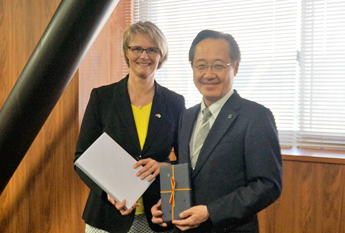 German Federal Minister of Education and Research Karliczek briefed on Tokyo Tech's quantum sensing research