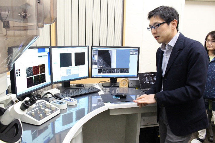 Associate Professor Imaoka explaining analytical data of one-nanometer clusters