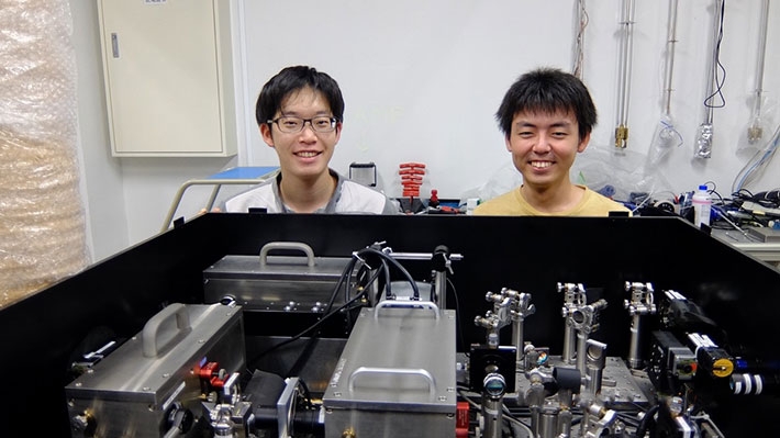 Cryo-fluorescence microscopy and the authors, Taku Furubayashi(left) and Keita Ishida (right)