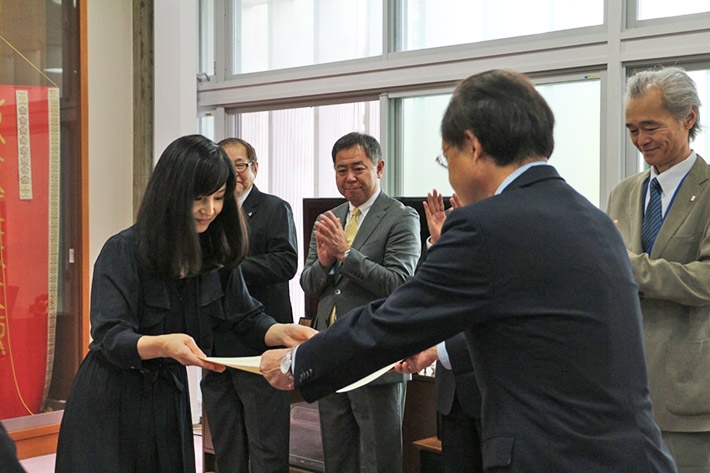 Watanabe (left) receiving AGL completion certificate from Masu