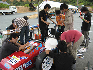 Working on Tokyo Tech's racing car at the 2009 Japan Student Formula SAE competition