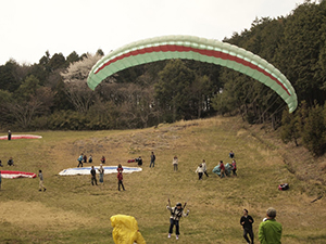 New students experience hang gliding or paragliding at Ashio Mountain.