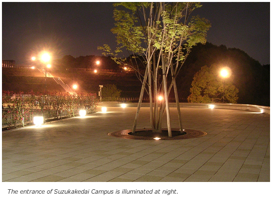 The entrance of Suzukakedai Campus is illuminated at night.