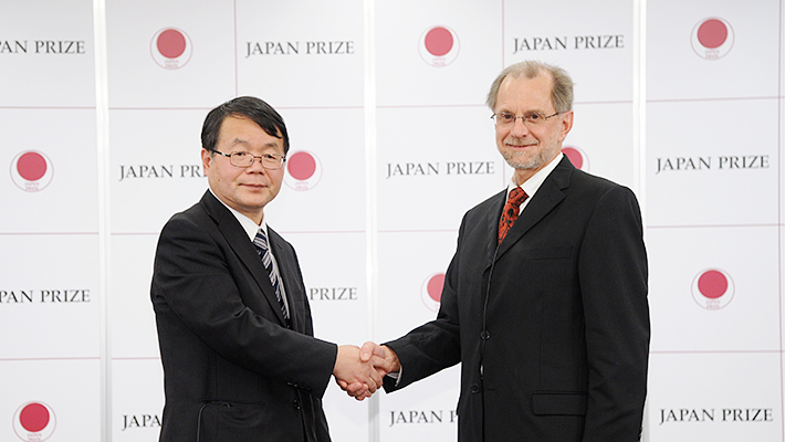 今回受賞した細野秀雄教授（左）とスティーブン・タンクスリー コーネル大学名誉教授（右）